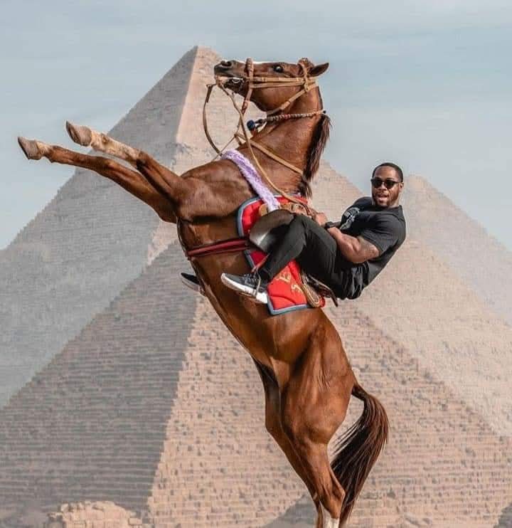 A magical horse or camel tour between the pyramids and the Sphinx